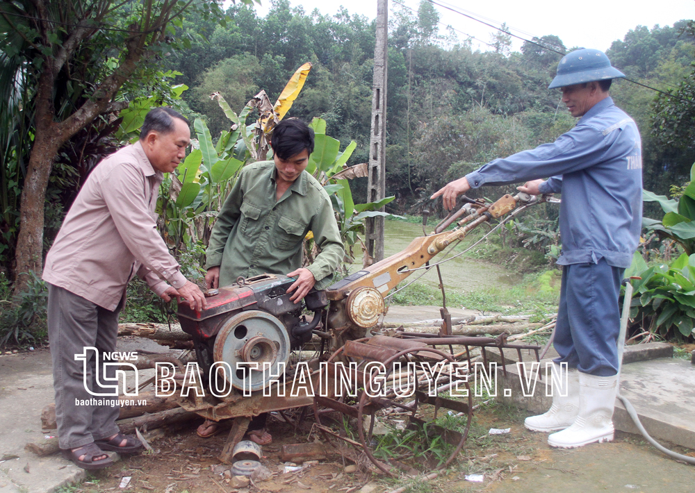  Nhờ kiến thức từ chương trình đào tạo nghề, người dân xã Định Biên (Định Hóa) tự sửa chữa máy móc nông nghiệp cho gia đình và bà con địa phương.