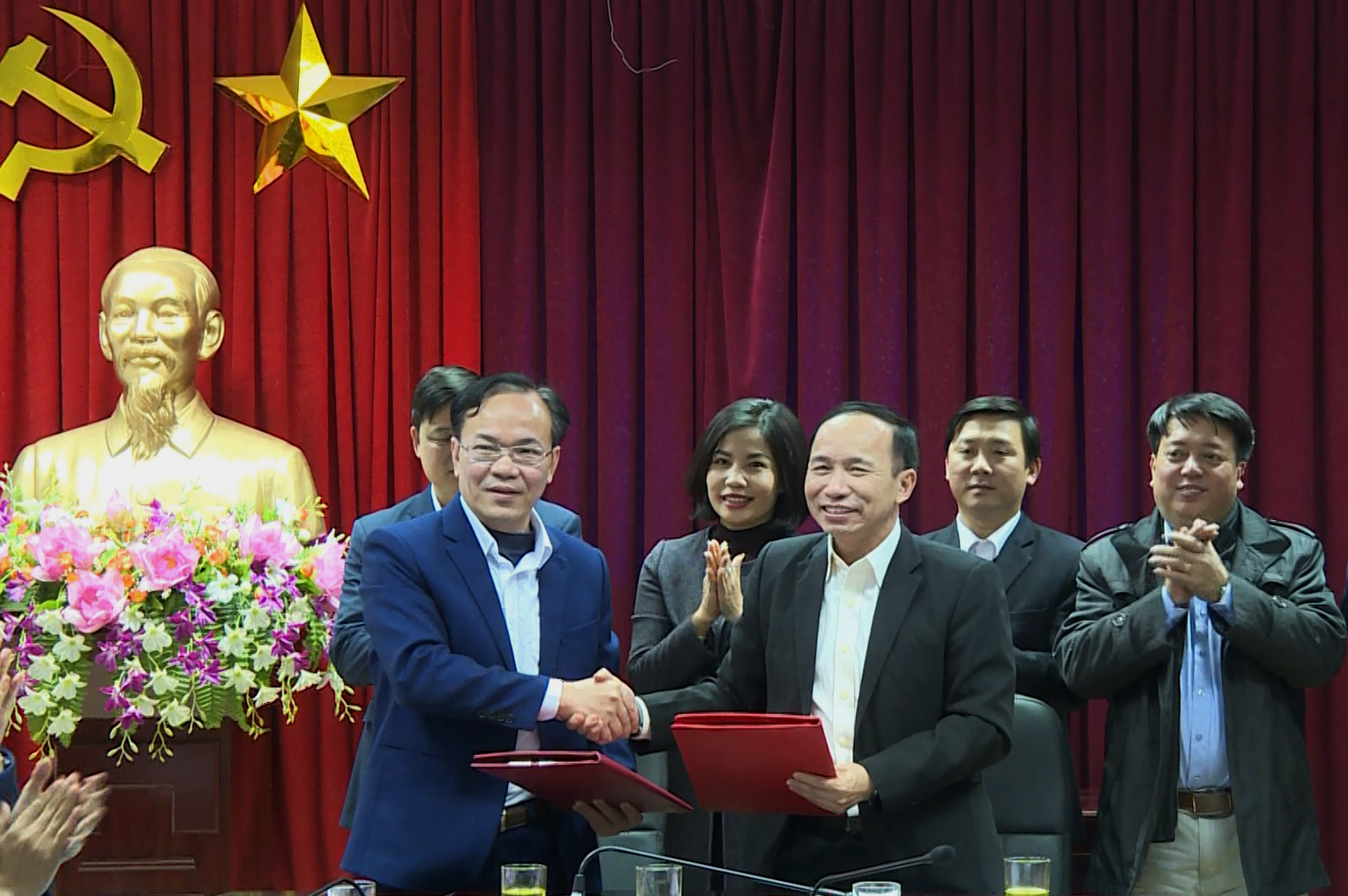   Lãnh đạo Cục Tin học hoá (Bộ Thông tin và Truyền thông) và Sở Thông tin và Truyền thông ký kết biên bản ghi nhớ thỏa thuận hợp tác. Ảnh Lăng Khoa