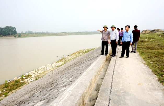  Các cấp, ngành chức năng kiểm tra hiện trạng kè chống sạt lở trên đê Sông Công, TP. Phổ Yên, tỉnh Thái Nguyên (Ảnh: T.L).