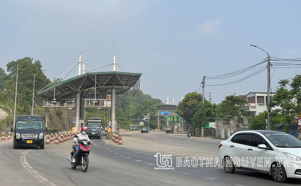 Người tham gia giao thông không chú ý sẽ dễ đâm vào bốt của Trạm thu phí BOT trên Quốc lộ 3 cũ.