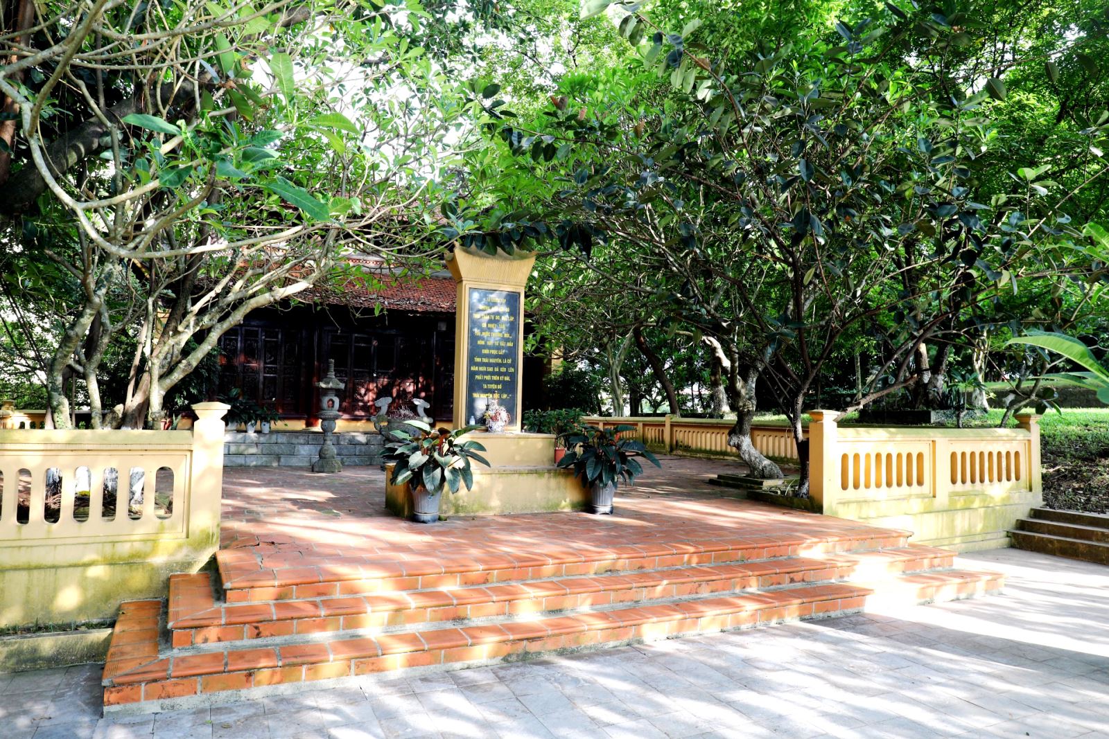  Đền thờ Đội Cấn nằm trên đồi trong khuôn viên Đài tưởng niệm các Anh hùng liệt sĩ tỉnh Thái Nguyên, thuộc phường Hoàng Văn Thụ, TP. Thái Nguyên. Ảnh: M.H