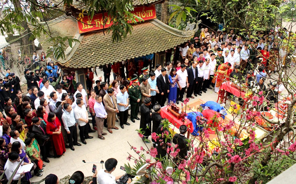  Lễ hội Đền Đuổm - nơi thờ Anh hùng dân tộc Dương Tự Minh, ở xã Động Đạt (Phú Lương) được tổ chức vào dịp mùng 6 tháng Giêng hằng năm. Ảnh T.L