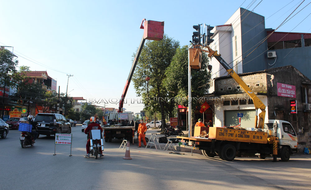 Lực lượng chức năng lắp đặt hệ thống đèn tín hiệu giao thông tại nút giao Dương Tự Minh - đê Nông Lâm.