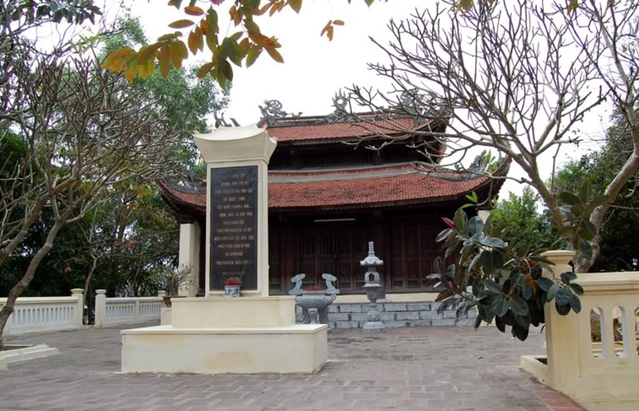  Đền thờ Đội Cấn thường mở cửa vào mùng 1 và 15 hàng tháng.
