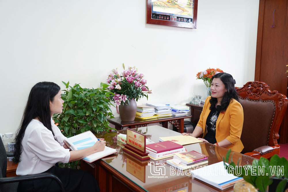  Đồng chí Mai Thị Thúy Nga, Phó Chủ tịch HĐND tỉnh (bên phải) trả lời phỏng vấn phóng viên Báo Thái Nguyên.