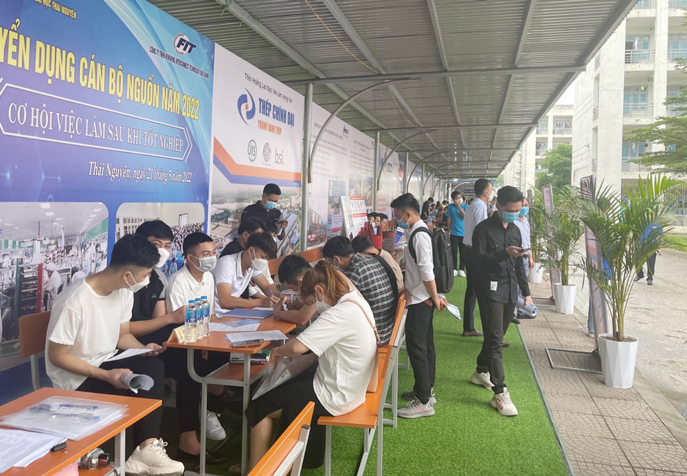  Tham gia Ngày hội, sinh viên có cơ hội được giao lưu, phỏng vấn, ứng tuyển vào các vị trí việc làm phù hợp.