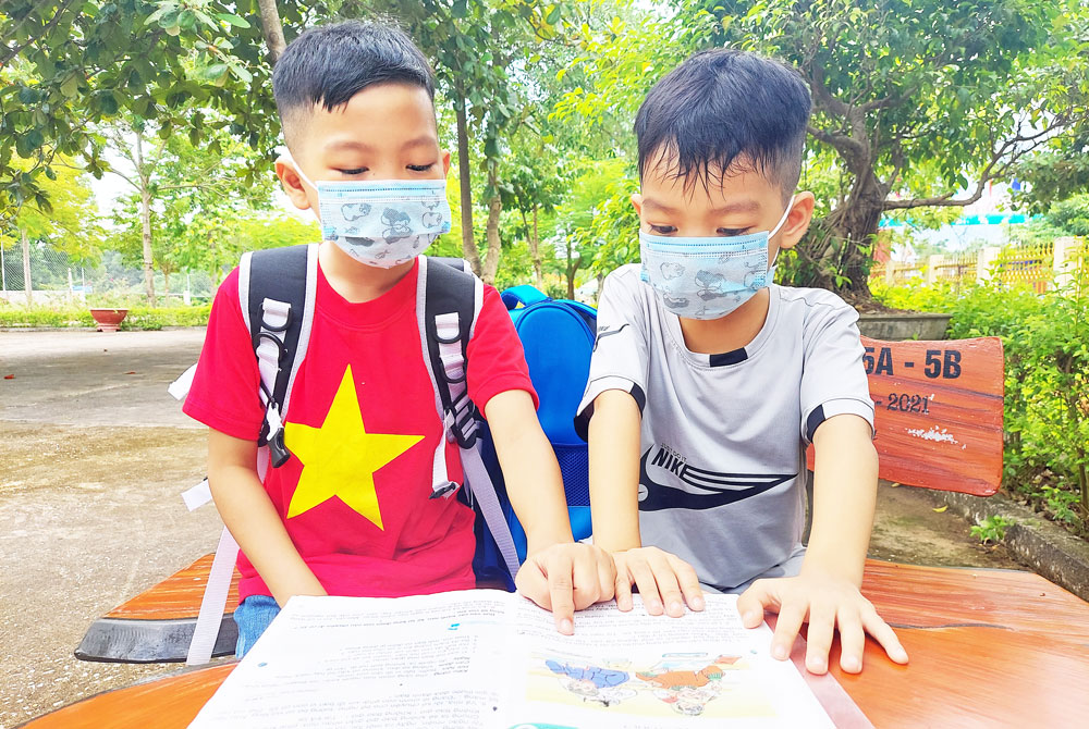  Hai anh em Bùi Trung Kiên và Bùi Trung Minh tại Trường Tiểu học số 2 Linh Sơn (T.P Thái Nguyên).