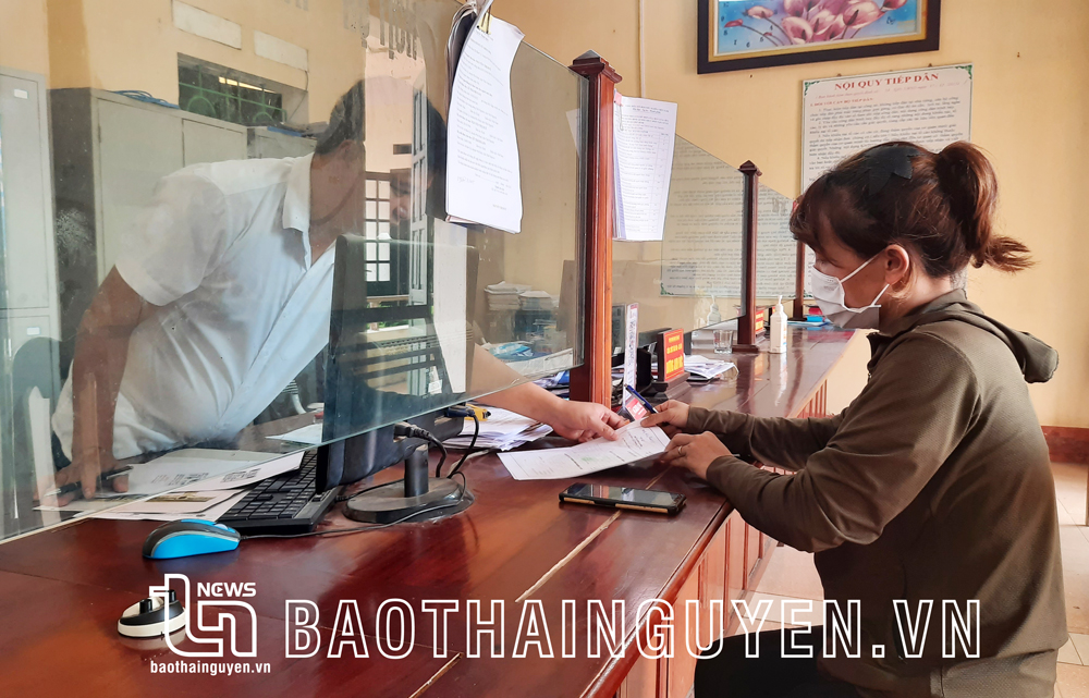 Tính đến ngày 27-9, một số xã trên địa bàn huyện Phú Bình có tỷ lệ hồ sơ giải quyết qua DVCTT mức độ 4 đạt tỷ lệ từ 65% trở lên. Trong ảnh: Cán bộ Bộ phận một cửa xã Bảo Lý hướng dẫn người dân sử dụng DVCTT mức độ 4.