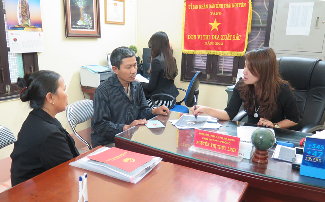  Công chứng viên của phòng Công chứng số 1 hướng dẫn người dân hoàn thiện hồ sơ công chứng hợp đồng dân sự.