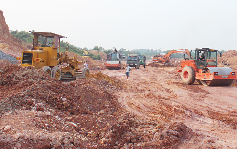  Cùng với công tác GPMB đang được đẩy nhanh, chủ đầu tư cũng tích cực triển khai thi công hạ tầng KCN Điềm Thụy phần 170ha.