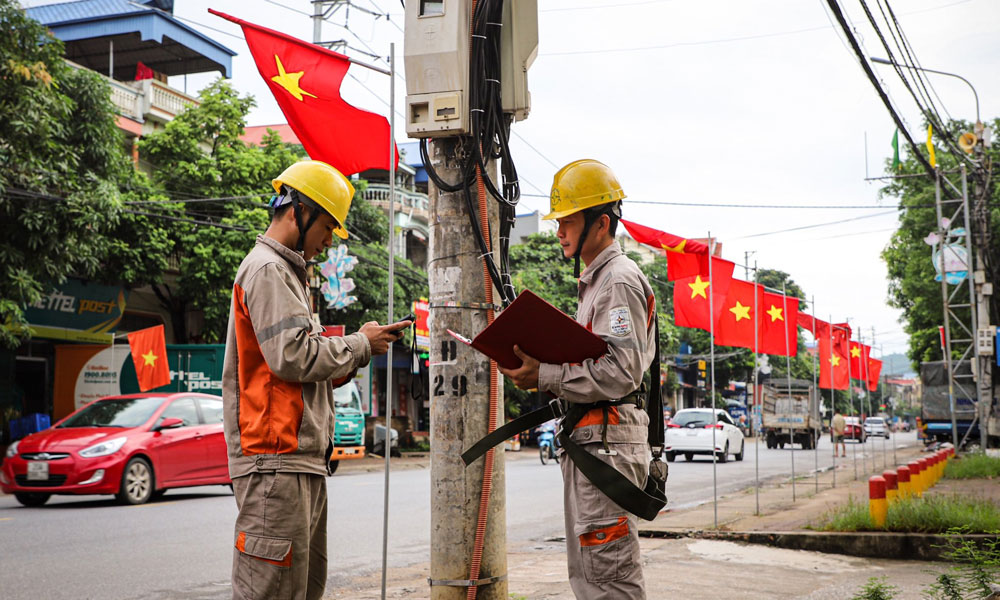  Công nhân Điện lực Đại Từ kiểm tra thiết bị điện tại khu vực thị trấn Hùng Sơn (ảnh chụp trước ngày 27/4/2021).