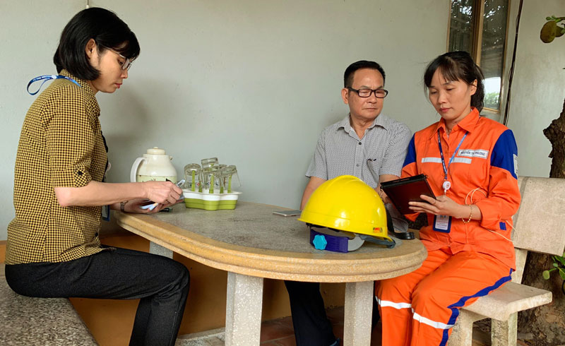  Công nhân Điện lực Thành phố hỗ trợ khách hàng thực hiện chuyển đổi, số hóa hợp đồng mua bán điện.