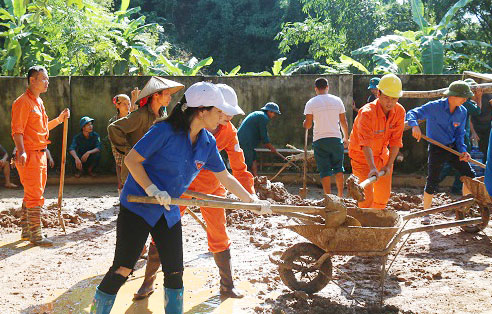  Đoàn viên thanh niên của Công ty Điện lực Thái Nguyên tham gia vệ sinh giúp Trường Tiểu học Quy Kỳ (Định Hóa) sau lũ quét, sạt lở.