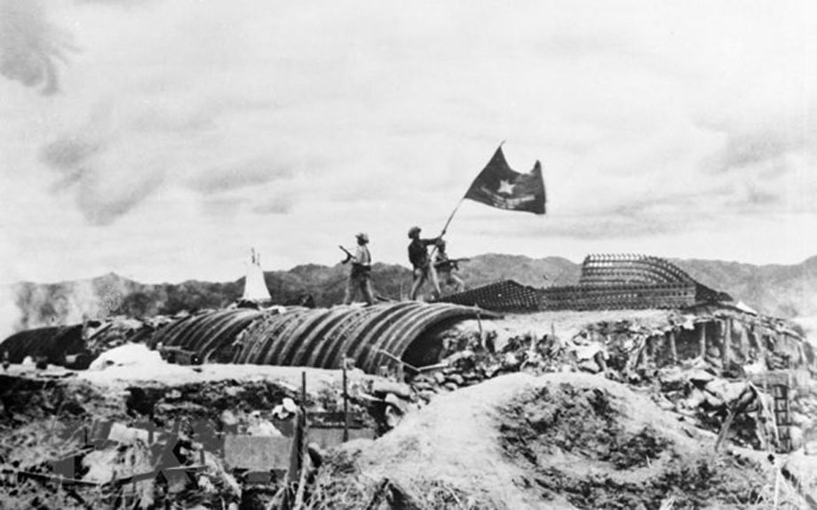  Chiều 7/5/1954, lá cờ "Quyết chiến - Quyết thắng" của Quân đội ta tung bay trên nóc hầm tướng De Castries. Chiến dịch lịch sử Điện Biên Phủ đã toàn thắng. (Ảnh: Tư liệu TTXVN)