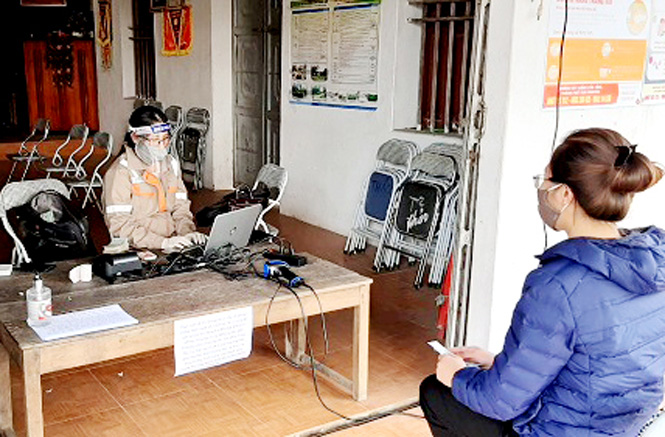   Người dân đến nộp tiền điện tại điểm thu tiền ở xóm Cao Sơn 1, xã Sơn Cẩm (Phú Lương).