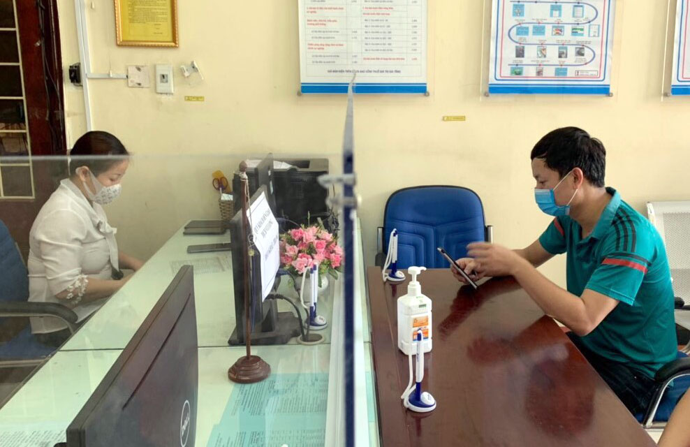  Người dân đến làm hợp đồng mua bán điện điện tử mới tại phòng giao dịch của Điện lực Đại Từ.