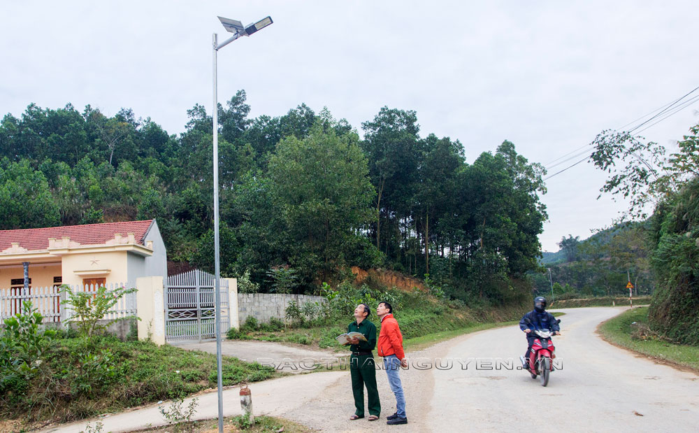  Nhờ sử dụng đèn năng lượng mặt trời, xóm Nhâu, xã Liên Minh (Võ Nhai) có thể tiết kiệm tới 50 triệu đồng tiền điện chiếu sáng công cộng mỗi năm.