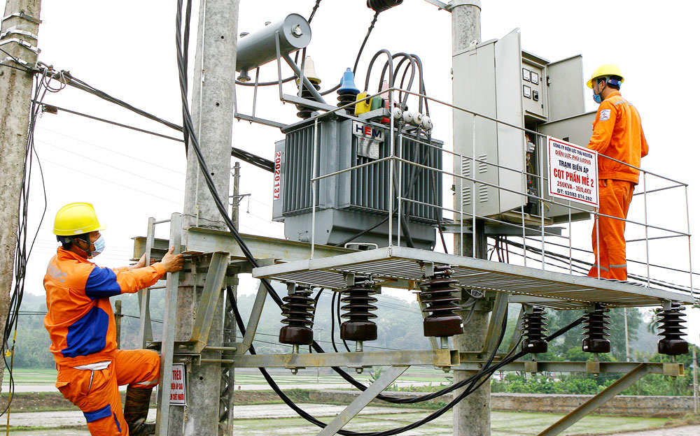  Thời gian qua, hoạt động sản xuất, kinh doanh của các đơn vị, doanh nghiệp trên địa bàn huyện Phú Lương diễn ra ổn định và bảo đảm an toàn phòng, chống dịch COVID-19. Trong ảnh: Công nhân Điện lực Phú Lương kiểm tra máy biến áp tại xã Phấn Mễ. Ảnh: T.H