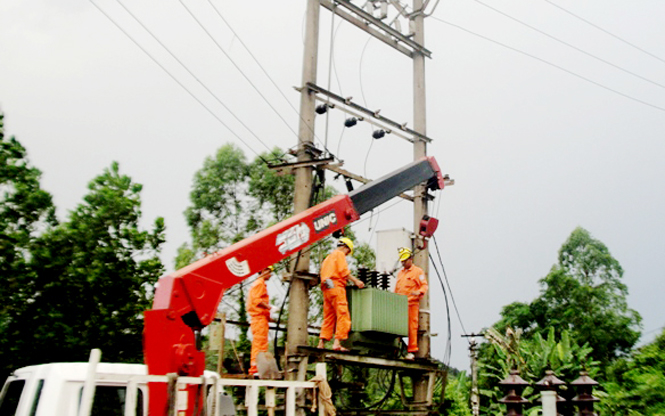  Điện lực T.P Sông Công lắp đặt thêm trạm biến áp trên địa bàn, bảo đảm cung cấp điện ổn định, an toàn.