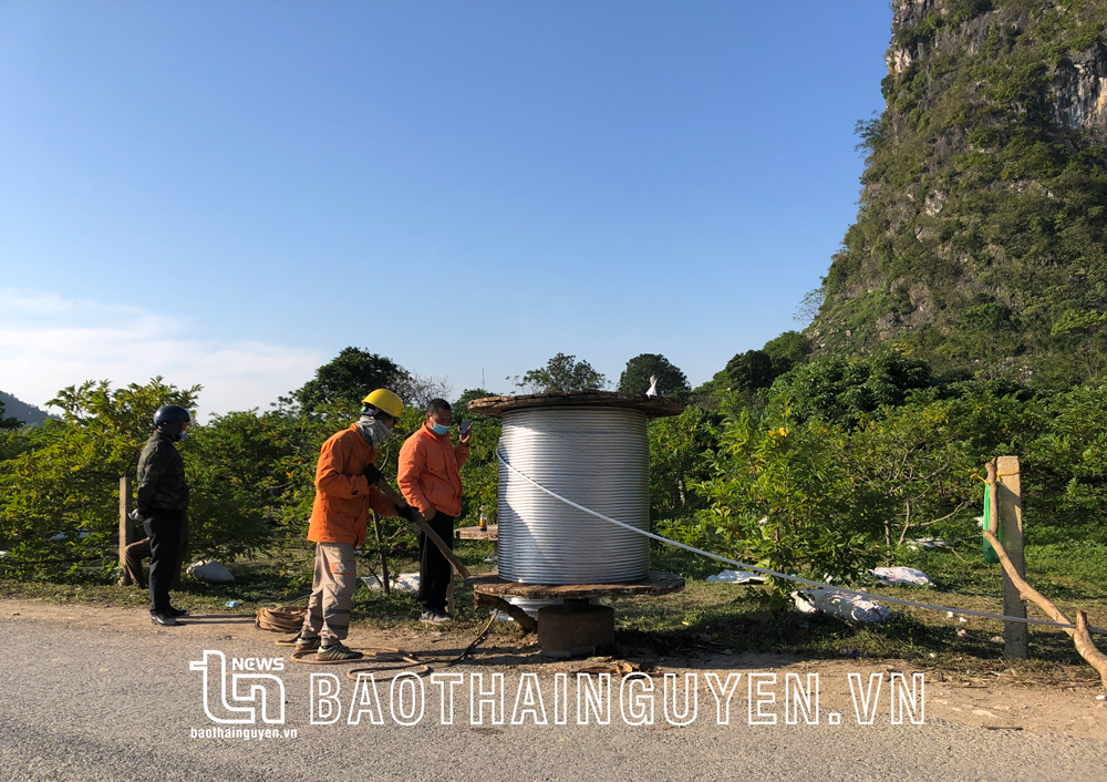  Nhân viên Điện lực Võ Nhai phối hợp với nhà thầu thi công mạch vòng cấp điện nâng cấp đường dây cho các xã ở khu vực phía Bắc.