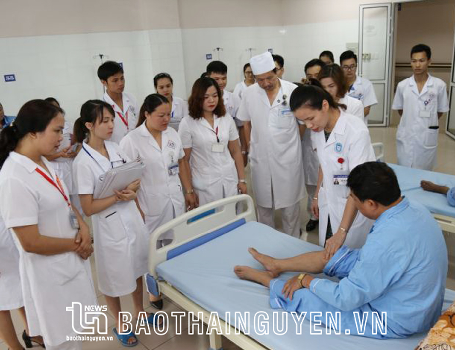  Điều dưỡng Bệnh viện Trung ương Thái Nguyên tham gia đi buồng đội chăm sóc cùng các bác sĩ.