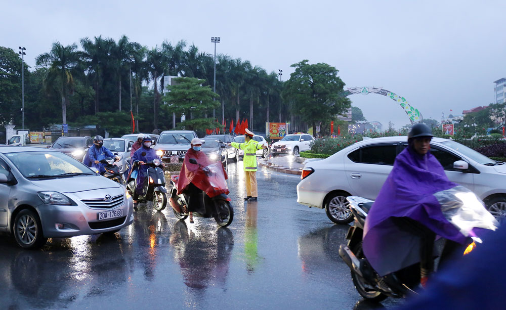  Lực lượng CSGT có mặt tại đường trung tâm để phân luồng, hướng dẫn người tham gia giao thông mỗi khi xyar ra tình trạng ùn tắc.