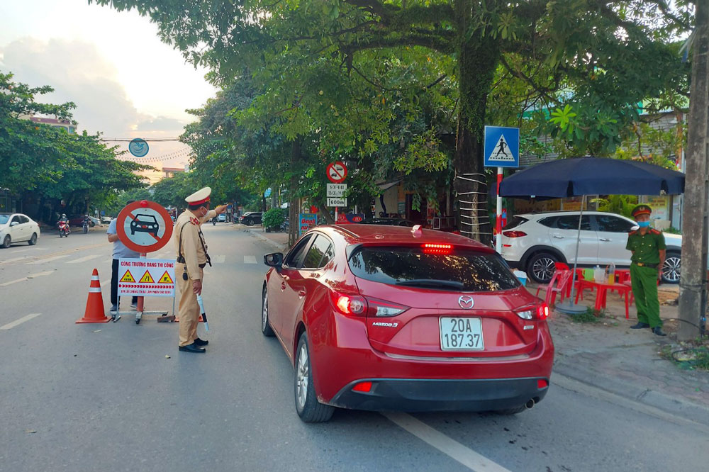  Lực lượng Công an T.P Thái Nguyên thực hiện phân luồng giao thông tại ngã ba Bắc Nam. 