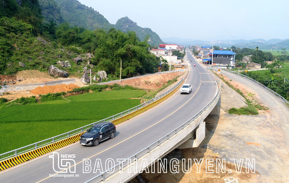  Các công trình kết cấu hạ tầng được đầu tư xây dựng trên địa bàn huyện Định Hóa góp phần quan trọng thúc đẩy kinh tế - xã hội của địa phương phát triển. Trong ảnh: Đường Hồ Chí Minh đoạn qua địa bàn huyện Định Hóa. Ảnh: T.L