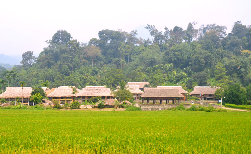  Làng Tân Lập, xã Tân Trào, huyện Sơn Dương (Tuyên Quang) - nơi Bác Hồ và các cơ quan Trung ương từng ở, làm việc trong Cách mạng Tháng Tám năm 1945 - vẫn giữ được những nếp nhà sàn.