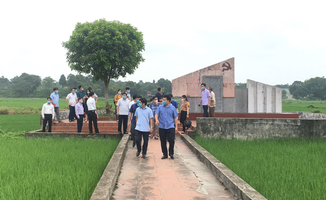  Đại diện các sở, ngành chức năng của tỉnh khảo sát thực tế tại một số điểm thuộc Di tích lịch sử nơi thành lập cơ sở Đảng đầu tiên của tỉnh ở xóm Lau Sau, xã La Bằng (Đại Từ).