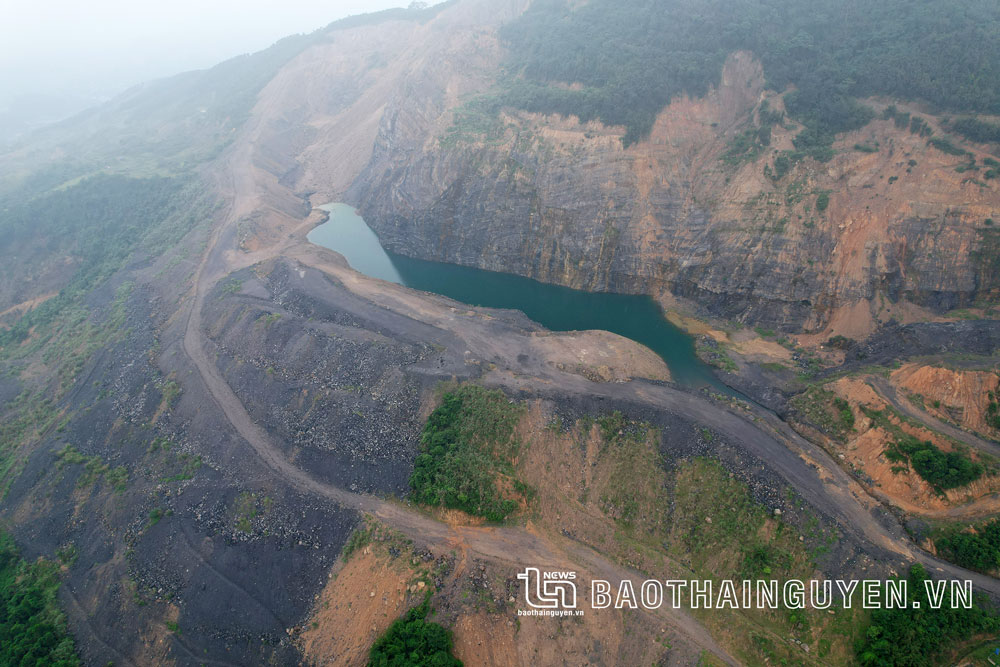 Mỏ than Minh Tiến nhìn từ trên cao. Ảnh: Mạnh Hùng