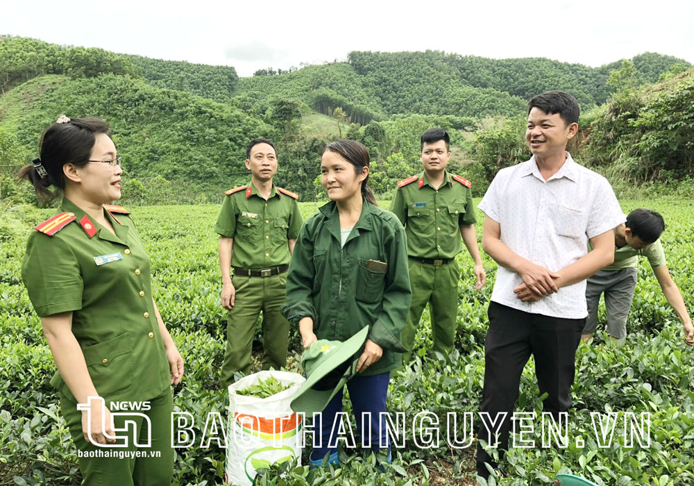  Cán bộ Công an huyện Võ Nhai bám sát địa bàn để nắm tình hình và tuyên truyền, giáo dục pháp luật tới nhân dân.  