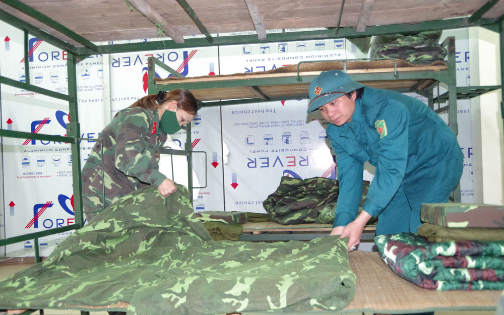  Lực lượng dân quân huyện Đại Từ tham gia chuẩn bị các khu cách ly phòng, chống COVID-19.