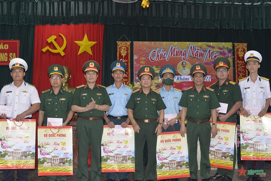  Lãnh đạo Bộ Quốc phòng trao quà Tết tặng các lực lượng làm nhiệm vụ tại thị trấn Trường Sa.