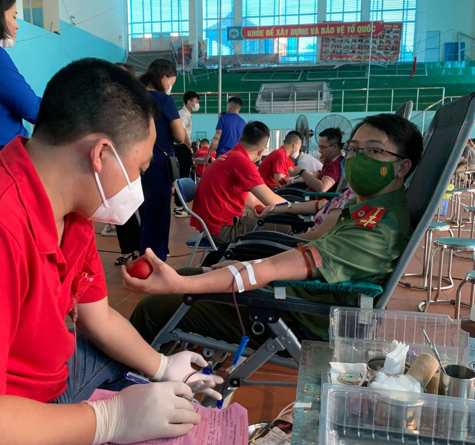  Đoàn viên thanh niên Công an huyện Phú Bình tích cực tham gia hiến máu tình nguyện.
