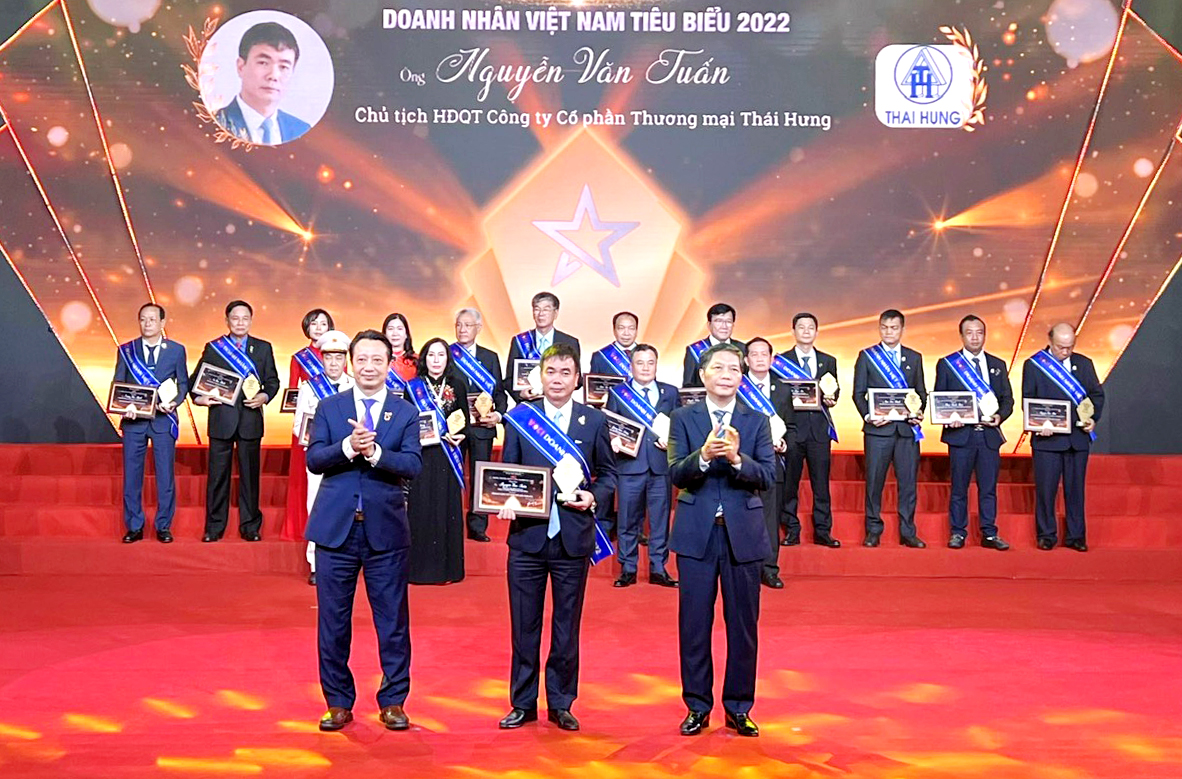  Ông Nguyễn Văn Tuấn (đứng giữa), Chủ tịch HĐQT Công ty CP Thương mại Thái Hưng đón nhận danh hiệu Doanh nhân Việt Nam tiêu biểu năm 2022.