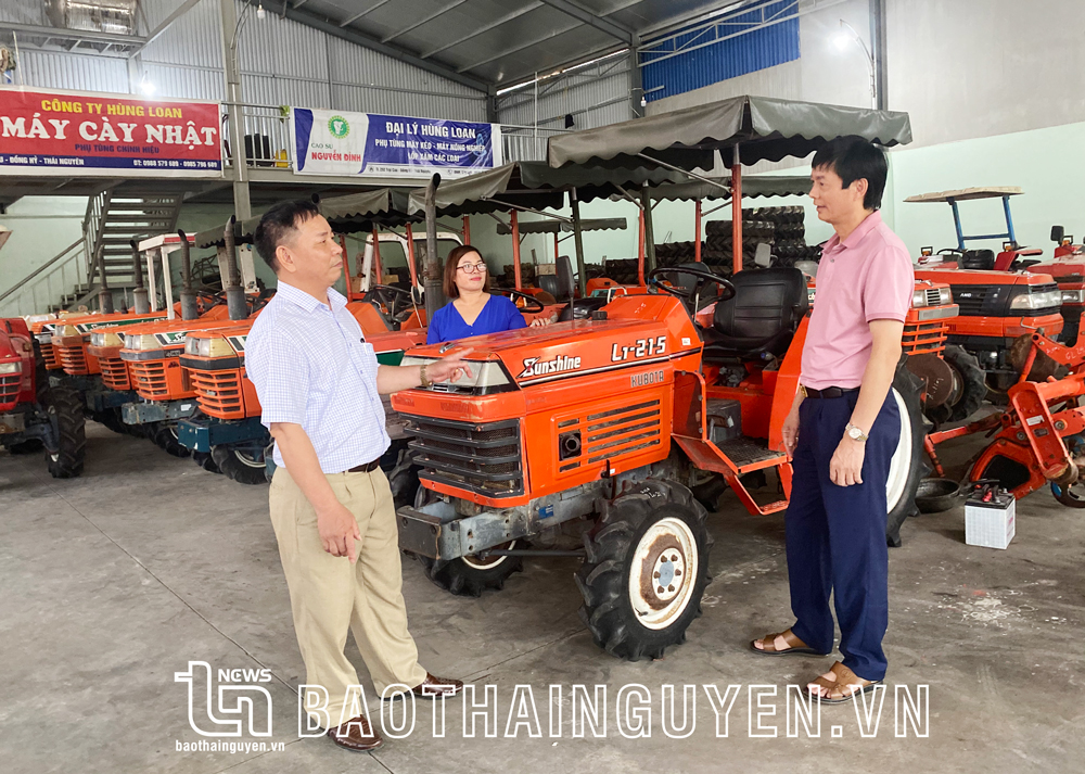  Lãnh đạo Hội Doanh nghiệp huyện Đồng Hỷ trao đổi với hội viên tại Công ty TNHH Sản xuất và Thương mại Hùng Loan (thị trấn Trại Cau).