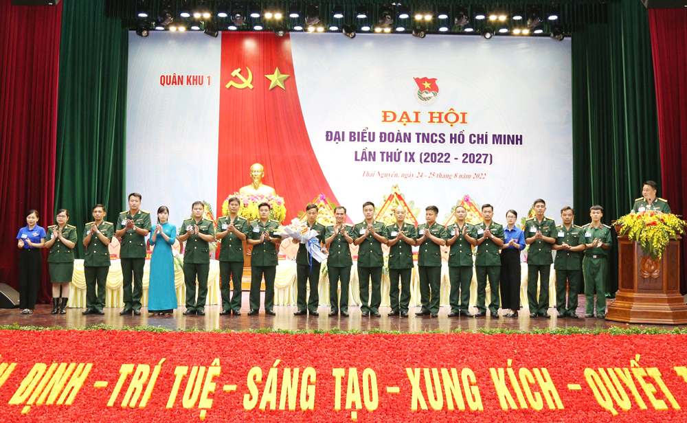 Lãnh đạo Quân khu I tặng hoa chúc mừng Đoàn đại biểu dự Đại hội đại biểu Đoàn TNCS Hồ Chí Minh Quân đội lần thứ X.