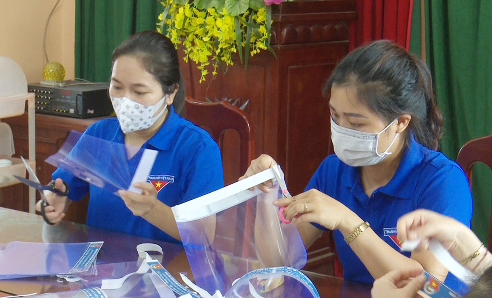  Đoàn viên, thanh niên xã Phú Cường (Đại Từ) tham gia làm kính chắn giọt bắn và tai giả hỗ trợ đeo khẩu trang tặng lực lượng tuyến đầu phòng, chống dịch.