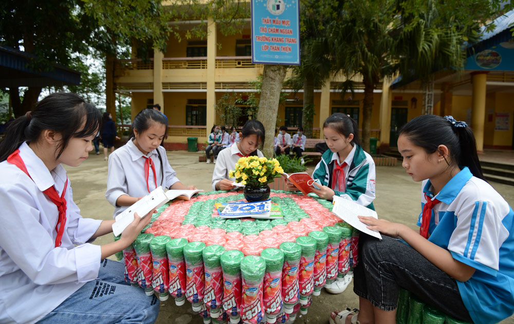  Mô hình Thư viện xanh tại Trường THCS Văn Hán (Đồng Hỷ) tạo hứng thú đọc sách cho các em học sinh trong giờ ra chơi và ngoại khóa (ảnh chụp trong năm học 2020-2021).