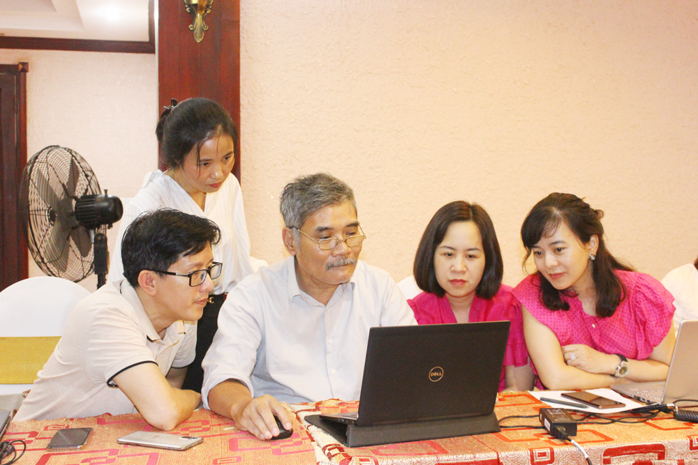  Giảng viên Phạm Hoài Thanh trực tiếp hướng dẫn các học viên thực hành.