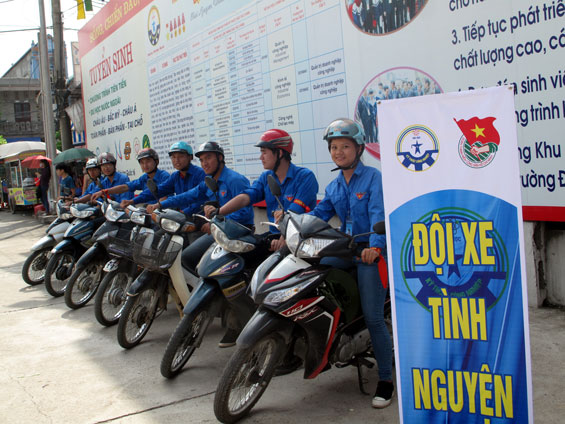  Đội Thanh niên tình nguyện sẵn sàng hỗ trợ chống ùn tắc giao thông khu vực cổng trường vào các dịp khai trường, tuyển sinh, nghỉ lễ, Tết