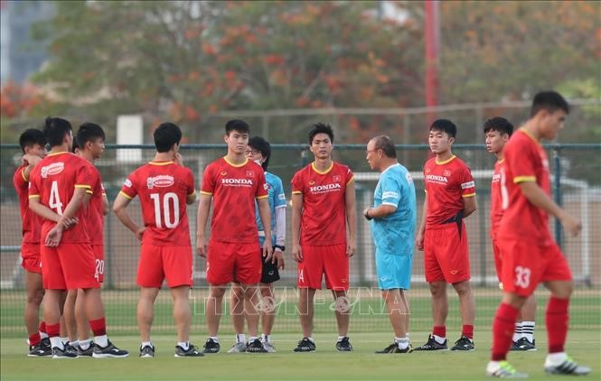  HLV Park Hang-seo nói chuyện với các cầu thủ đá chính.