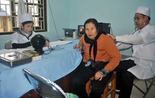  Vợ chồng bác sĩ Hoàng Văn Toán, Lê Thị Nga khám bệnh cho người dân tại Trạm Y tế xã Minh Tiến (Đại Từ).