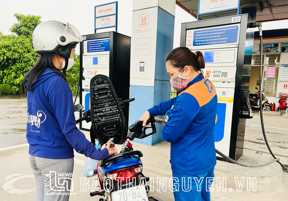  Công ty Xăng dầu Bắc Thái đang được hỗ trợ để thực hiện mô hình điểm về Chương trình đảm bảo đo lường. Trong ảnh: Hoạt động tại Cửa hàng xăng dầu 27 của Công ty tại địa bàn TP. Sông Công.