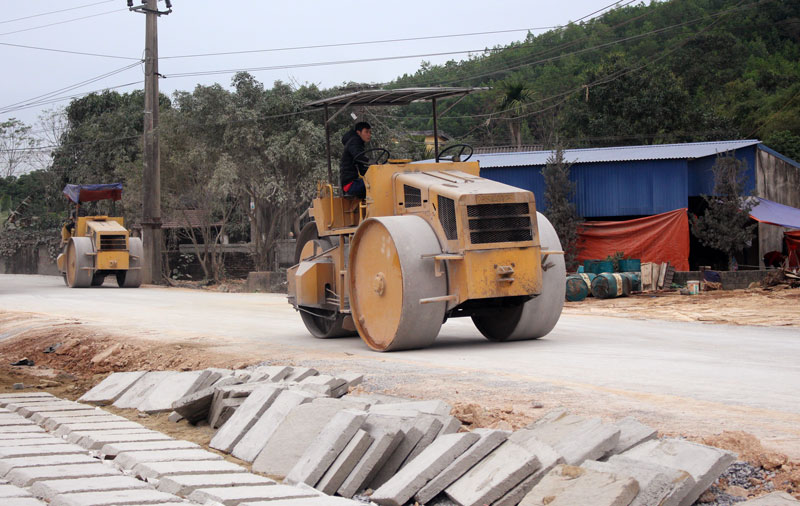  Tuyến đường từ trung tâm xã Minh Lập (Đồng Hỷ) đi xóm Trại Cài đang được đẩy nhanh tiến độ thi công với chiều dài gần 3km, mặt đường láng nhựa 3 lớp rộng 6,5m.