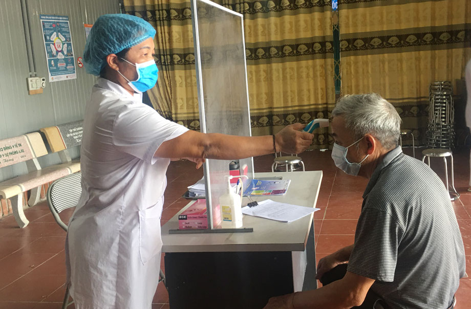  Hiện nay, các cơ sở y tế trên địa bàn tỉnh tiếp tục siết chặt việc quản lý người ra, vào đơn vị. Trong ảnh: Cán bộ Trạm Y tế xã Bản Ngoại (Đại Từ) kiểm tra thân nhiệt cho người đến khám bệnh.