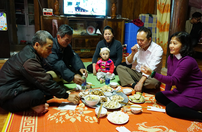 Gia đình ông Nguyễn Sỹ Lâm, xóm Thịnh Khánh, xã Dân Tiến quây quần cùng nhau trong dịp ăn Tết lại.