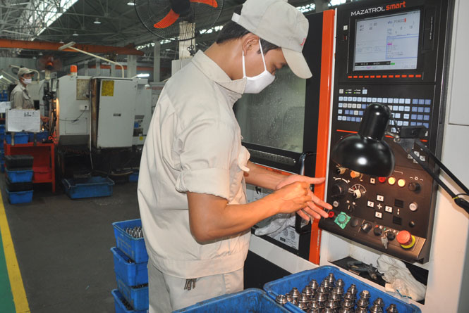  Công nhân Xưởng Cơ khí 2 sản xuất phụ tùng xe máy.