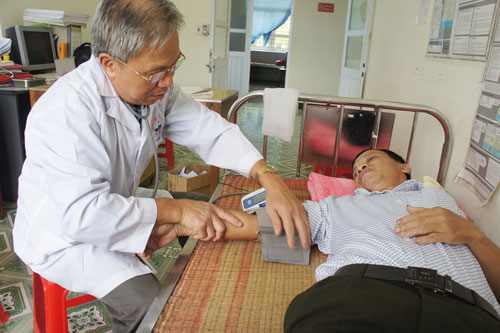  Y sĩ Phạm Văn Thọ khám bệnh cho người dân trong xã.